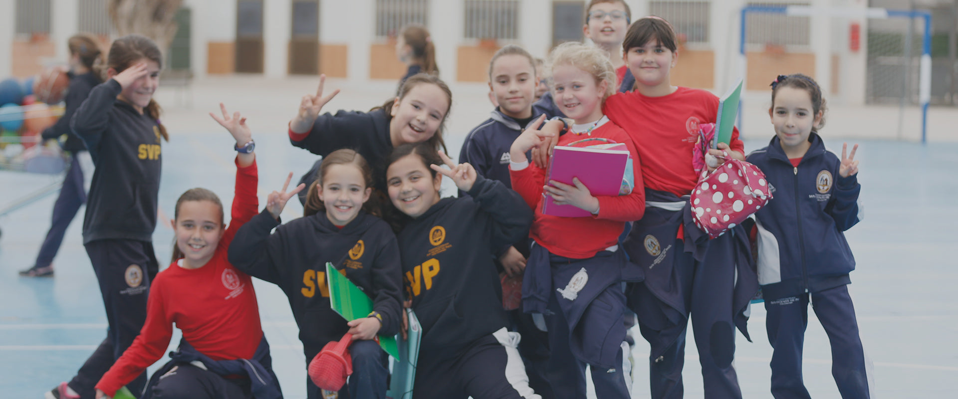 Hazte con todas las prendas de unfiormidad de los colegios de la Fundación Alma Mater para el día a día.