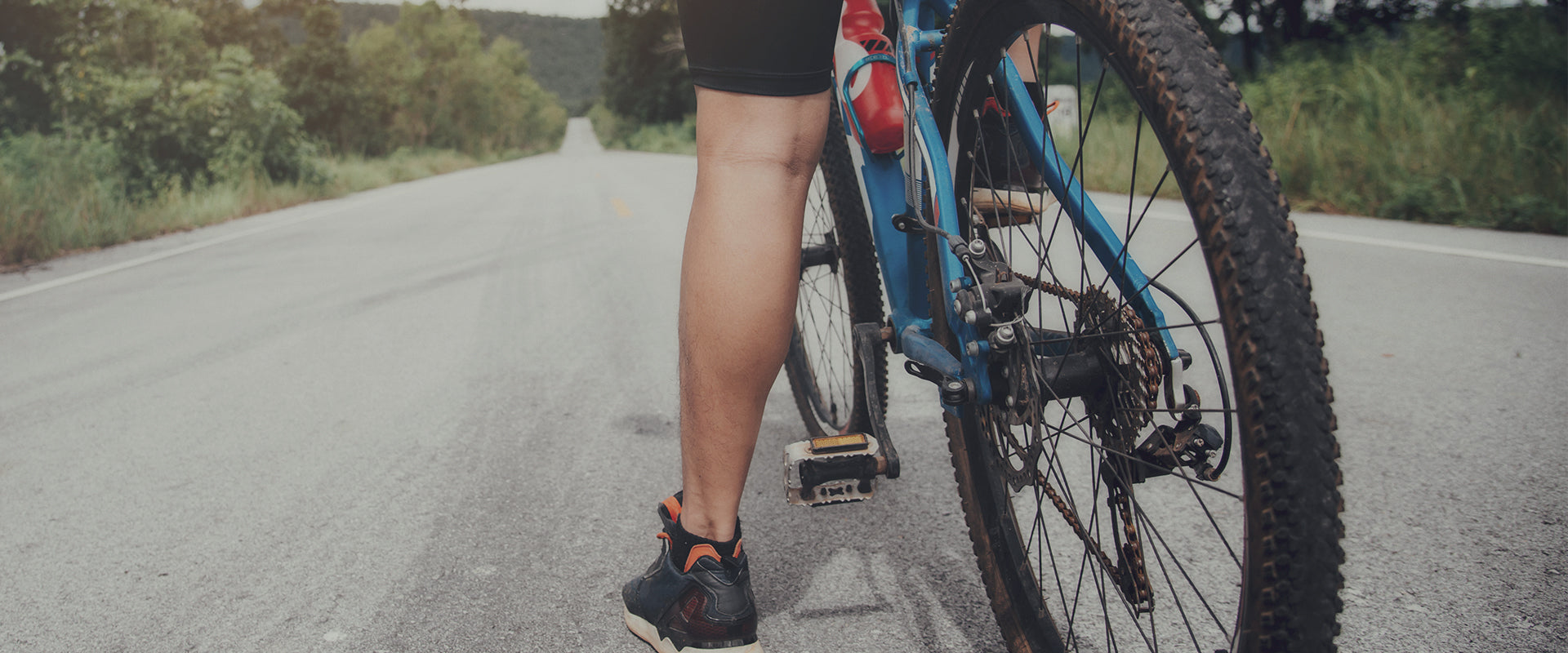 ¿Te gusta salir a entrenar en bicicleta bien sea de montaña (BTT) o carretera? Qué mejor manera de hacerlo que con esta equipación para ciclistas de todo tipo de nivel, ya sea amateur o profesional.